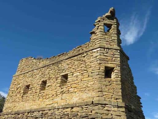 Vista del Castillo de Eskibel con cielo azul despejado