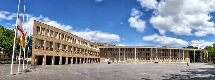 Fachada principal del Ayuntamiento de Logroño con banderas y cielo azul