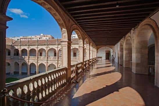 Pasillo con arcos y balaustrada que ofrece una vista panorámica del patio interior