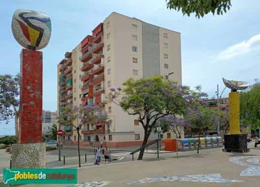 Vista general del Monumento Homenatge a Gaudí en Sant Boi, con sus columnas de mosaico y entorno urbano