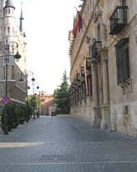 Vista de la Calle Ruiz de Salazar con fachadas históricas y farolas clásicas