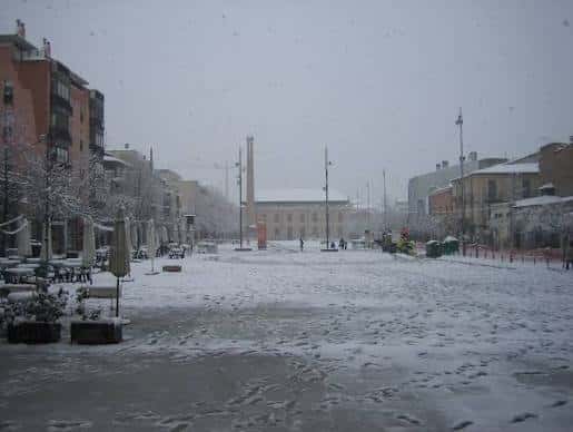 Plaça de Cal Font cubierta de nieve, mostrando el ambiente invernal del espacio público