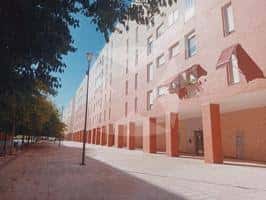 Fachada de edificio residencial en la Avenida Torrequebrada con árboles y acera