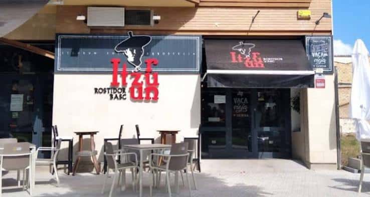 Fachada exterior del restaurante Itzurun by Paco's en Tortosa