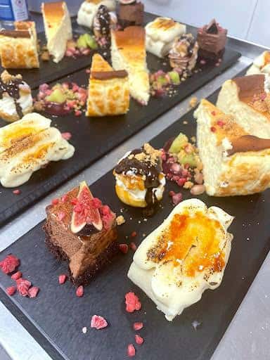 Presentación de postres gourmet en bandejas de pizarra