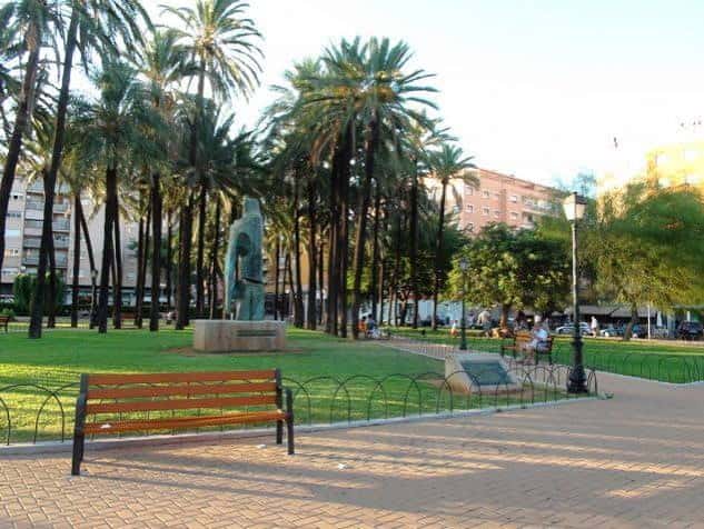 Vista general de la Plaça Jaume I con palmeras y bancos