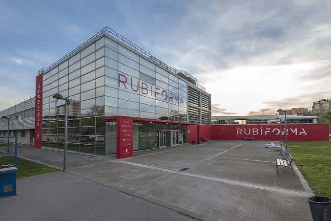 Vista amplia del complejo Rubí Forma mostrando la entrada principal y el entorno