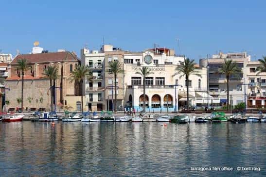 Vista panorámica del Moll de Pescadors con el edificio de la Confraria de Pescadors y embarcaciones en el puerto