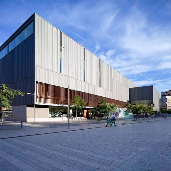 Vista exterior del Cèntric Espai Cultural con fachada moderna y plaza peatonal