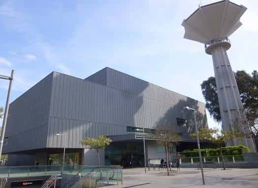Fachada principal del edificio junto a la torre de agua característica