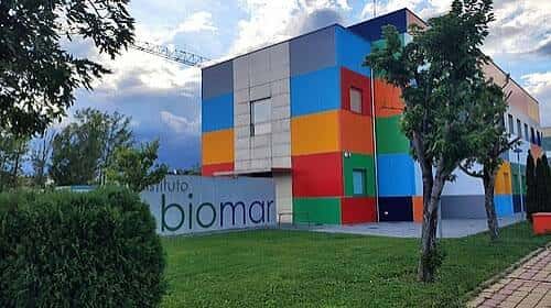 Fachada colorida del edificio del Instituto Biomar en el parque tecnológico