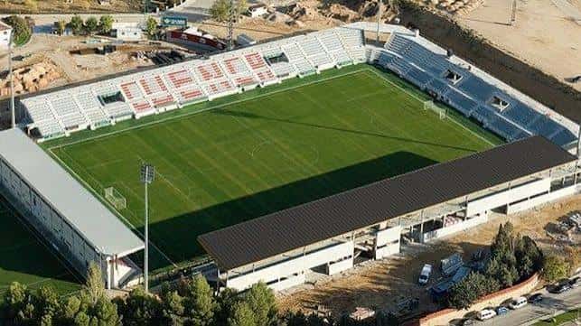 Vista aérea del Estadio Municipal La Fuensanta mostrando las gradas y el campo de juego