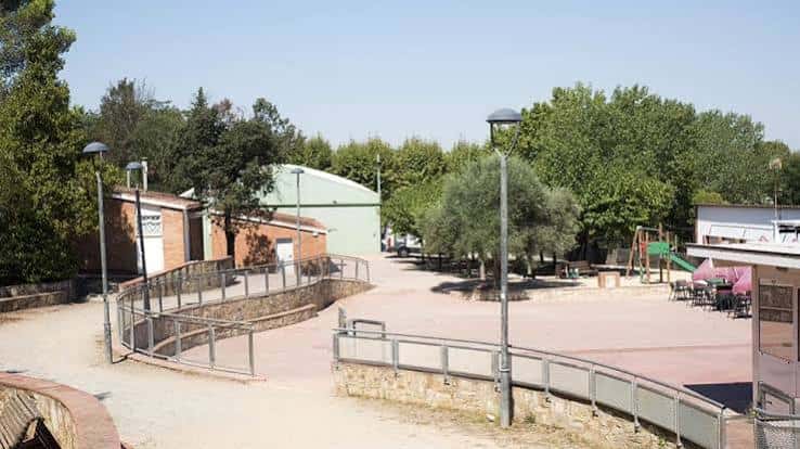 Acceso peatonal con rampas y zonas ajardinadas alrededor del Casal de Cultura