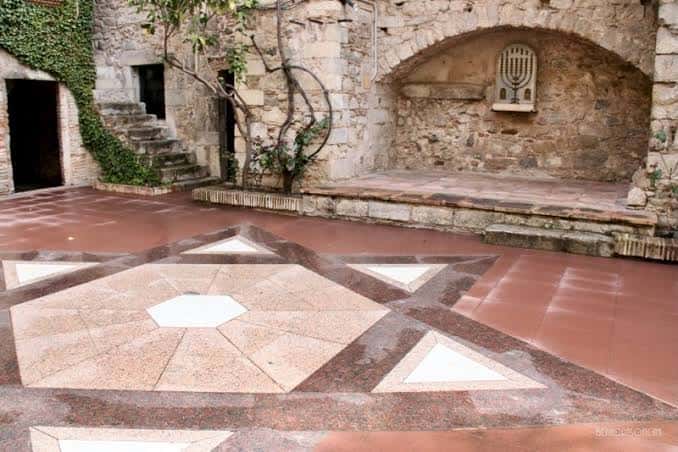 Detalle del patio con la Estrella de David y un nicho con Menorá en la pared