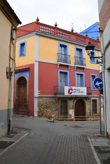 Vista exterior del Museo del Cómic con su fachada multicolor