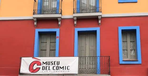 Detalle de la fachada del museo con el cartel del museo