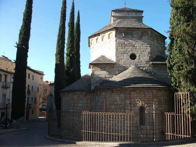 Vista exterior del Bòlit Sant Nicolau, destacando su arquitectura de piedra y cúpula