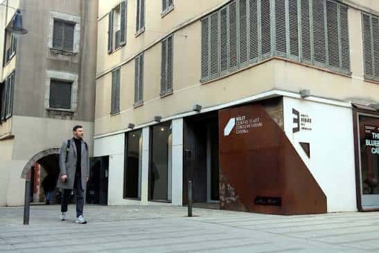 Fachada moderna del Bòlit con señalización y acceso peatonal