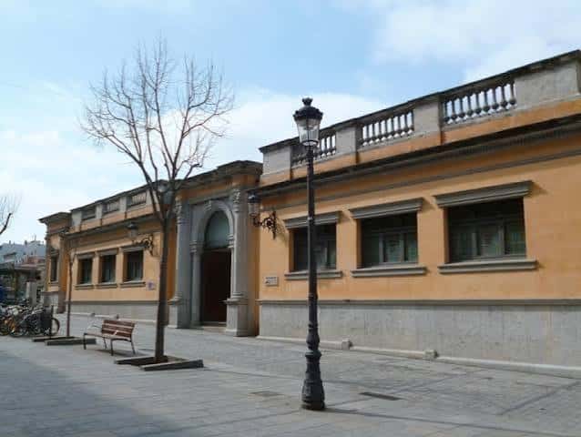 Fachada principal del Bòlit La Rambla en Girona, mostrando su arquitectura clásica y entrada principal