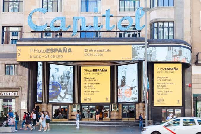Fachada del Capitol con cartel de PHotoESPAÑA