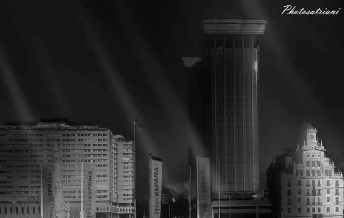 Vista nocturna de edificios con banderas de PHotoESPAÑA