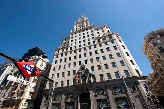 Vista exterior del edificio de la Fundación Telefónica en la Gran Vía