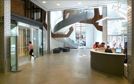 Interior del hall con escalera metálica y recepción