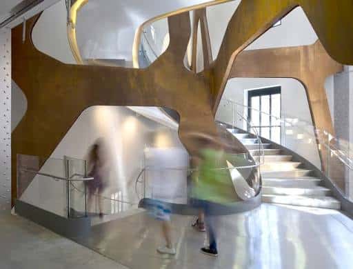 Detalle de la escalera de diseño con movimiento de personas