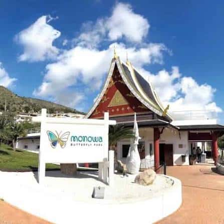 Entrada principal del Monowa Butterfly Park con señalización y arquitectura tailandesa