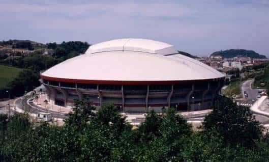 Vista aérea de la Plaza de Toros de Illumbe con su característica cúpula blanca y entorno verde