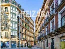 Vista de la calle Gregorio Ordóñez con edificios residenciales