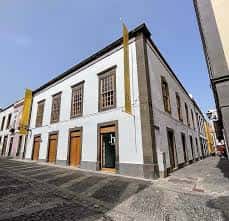 Vista exterior de la fachada de la Universidad de Las Hespérides en Las Palmas