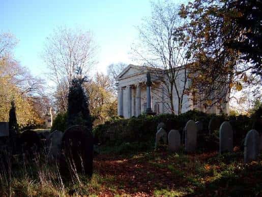 Vista general del cementerio con el Mausoleo al fondo entre árboles en otoño