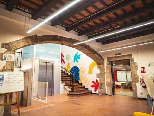 Interior del Mas Fonollar con arco de piedra y escalera