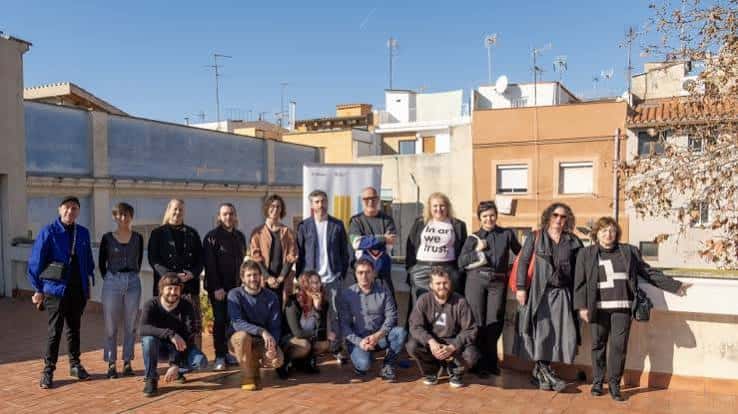 Grupo de personas en la terraza del edificio Mèdol con vistas a la ciudad de Tarragona