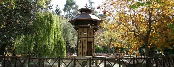 Torre decorativa y árboles otoñales en el Parque de la Glorieta de Alcoy