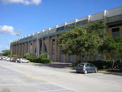 Vista exterior del Estadio Nuevo Mirador con su fachada moderna y aparcamiento