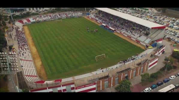 Vista aérea del campo de fútbol con gradas llenas durante un partido