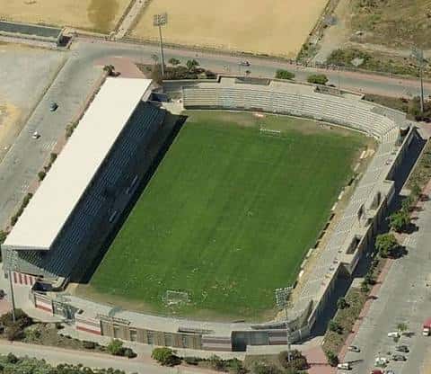 Perspectiva aérea del estadio mostrando la cancha y las tribunas vacías