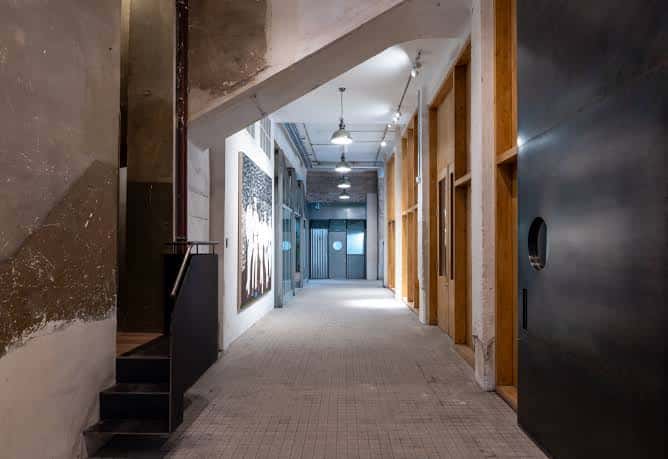 Pasillo interior del centro SOLO CSV con iluminación moderna y acabados industriales