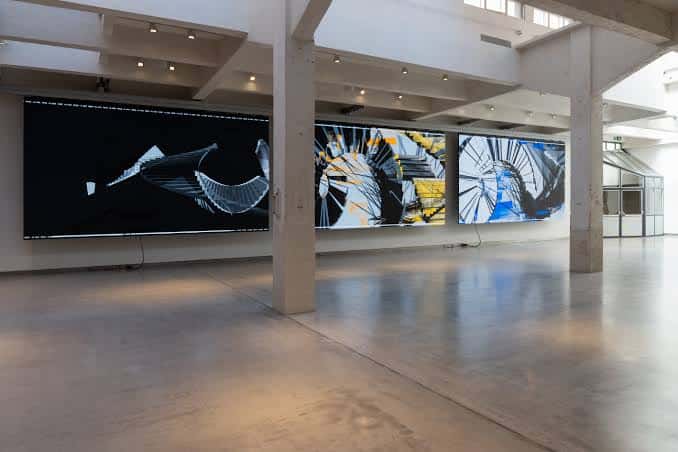 Exposición de arte digital en pantalla grande dentro del espacio SOLO CSV