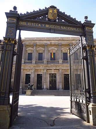 Vista frontal del Museo Arqueológico Nacional a través de la puerta principal
