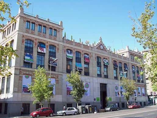 Vista exterior del edificio La Casa Encendida durante el día
