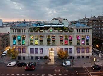 Fachada de La Casa Encendida iluminada al atardecer