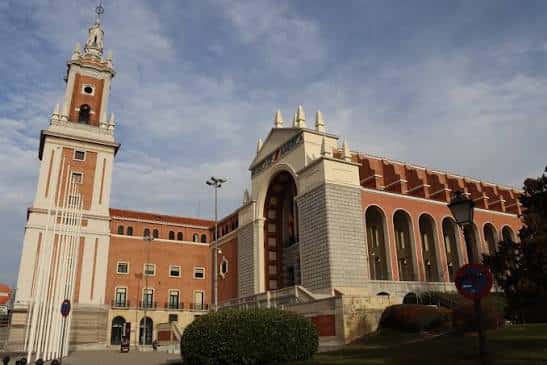 Vista exterior del Museo de América en Madrid con su fachada neoclásica y torre