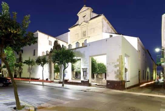 Vista nocturna de la fachada del Monasterio de San Miguel