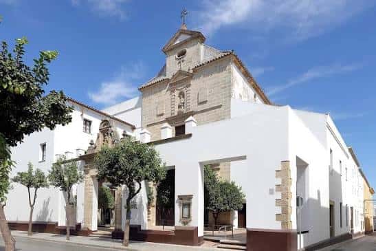 Fachada diurna del Monasterio de San Miguel
