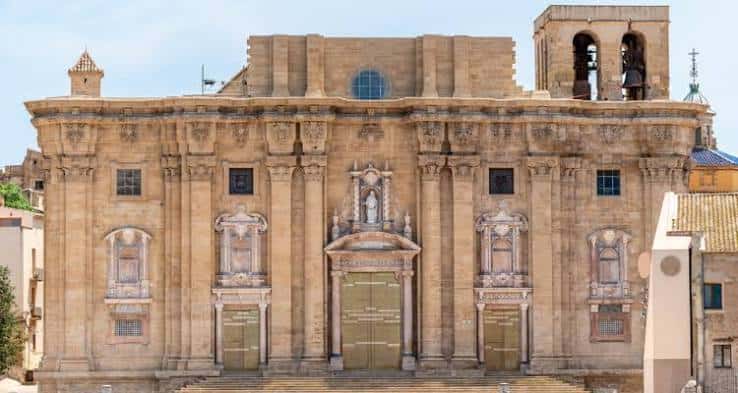 Fachada principal de la Catedral de Santa María de Tortosa con su imponente arquitectura barroca