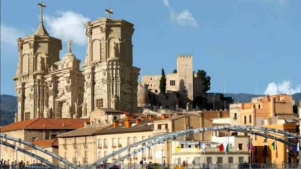 Vista panorámica de la Catedral de Tortosa desde el puente, con el castillo al fondo