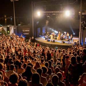 Concierto en el Auditorio Paco Martín con público y escenario iluminado